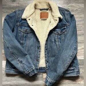 Vintage LEVIS Sherpa lined Jean jacket.